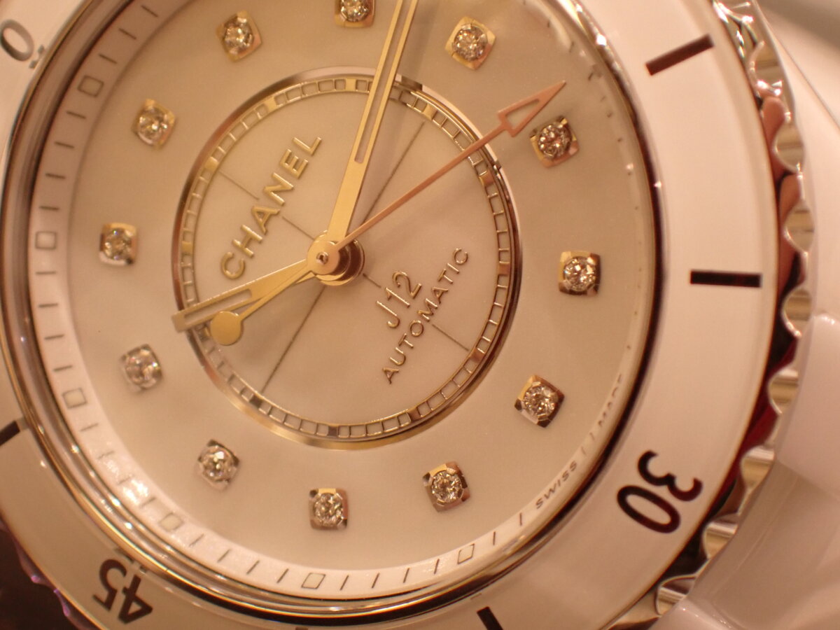 【シャネル】2024年新作腕時計！「J12 ダイヤモンドインデックス」にキャリバー12.2搭載！見分けるポイントは？ - CHANEL 
