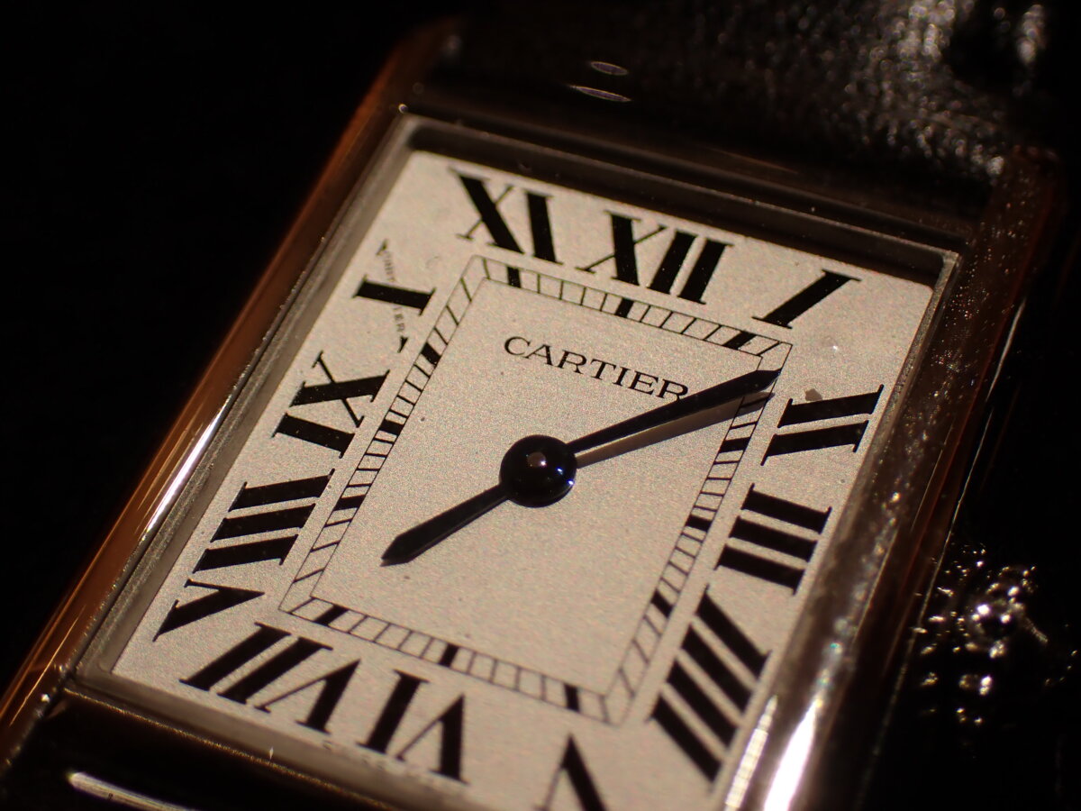 【カルティエ】レザー素材の「タンクマスト」でクラシカルに - Cartier 