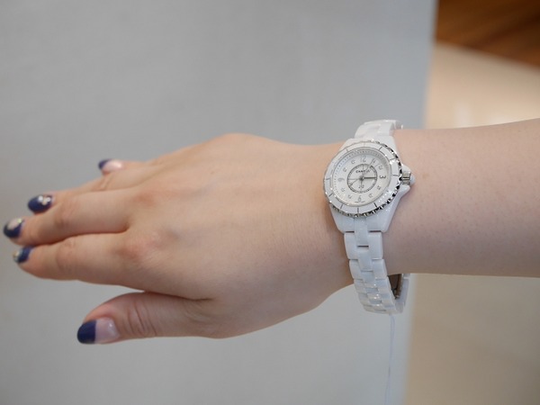 腕元に爽やかな時計！！シャネルJ12ホワイトセラミック - CHANEL 