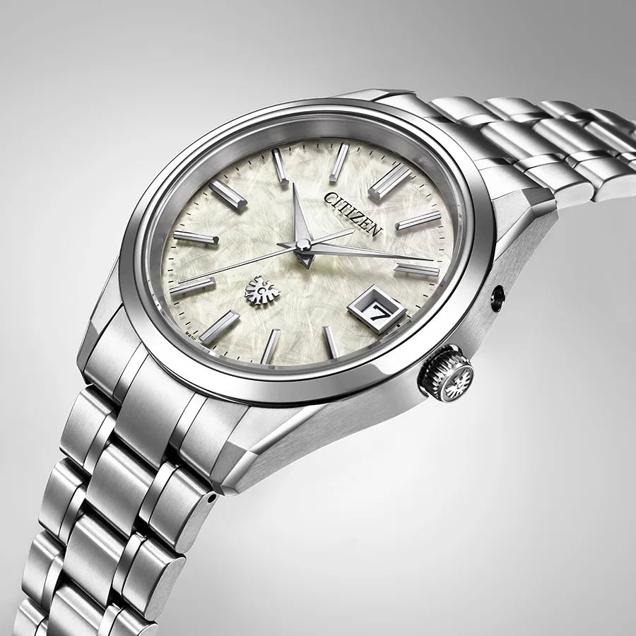 The CITIZEN 30周年記念限定モデル 年差±5秒 エコ・ドライブ