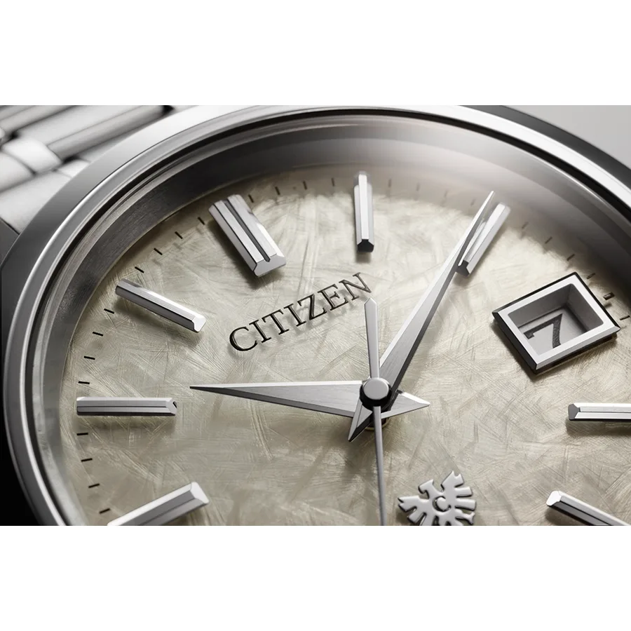 The CITIZEN 30周年記念限定モデル 年差±5秒 エコ・ドライブ