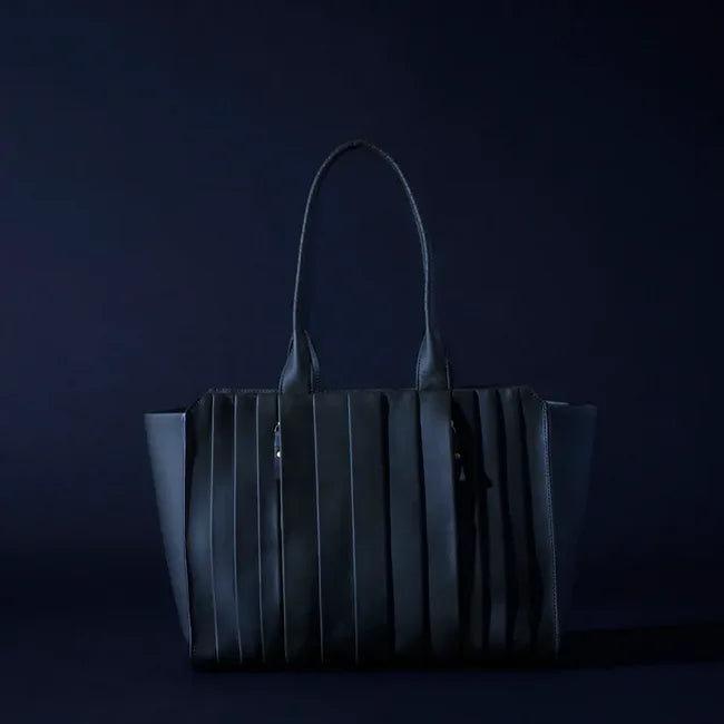 wave tote M / tea husk leather（cow leather）