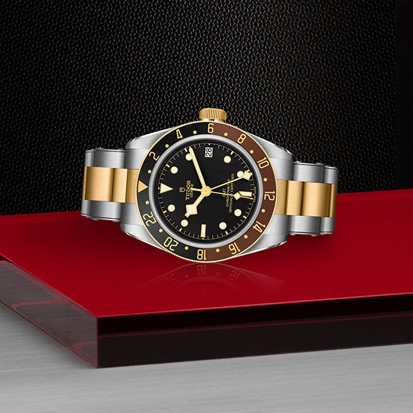 チューダー(チュードル) TUDOR 腕時計 ブラックベイ GMT S&G M79833MN-0001 デイト カレンダー 回転式 ブラウン&ブラック ベゼル 夜光 針/インデックス ブラック文字盤 黒 YG SS 自動巻き 【箱・保付き】